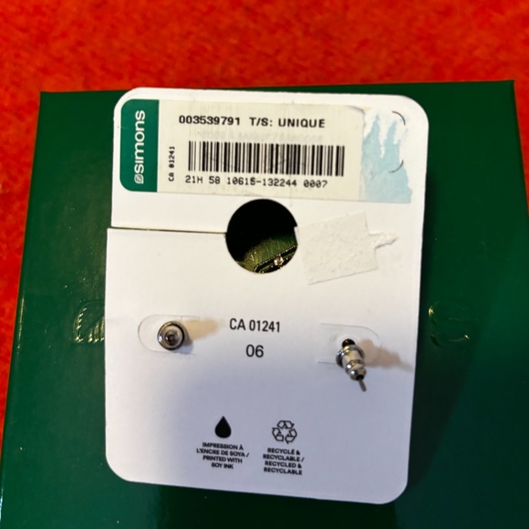 Silvery sparkly shiny rhinestones square earrings NWT - Picture 5 of 5